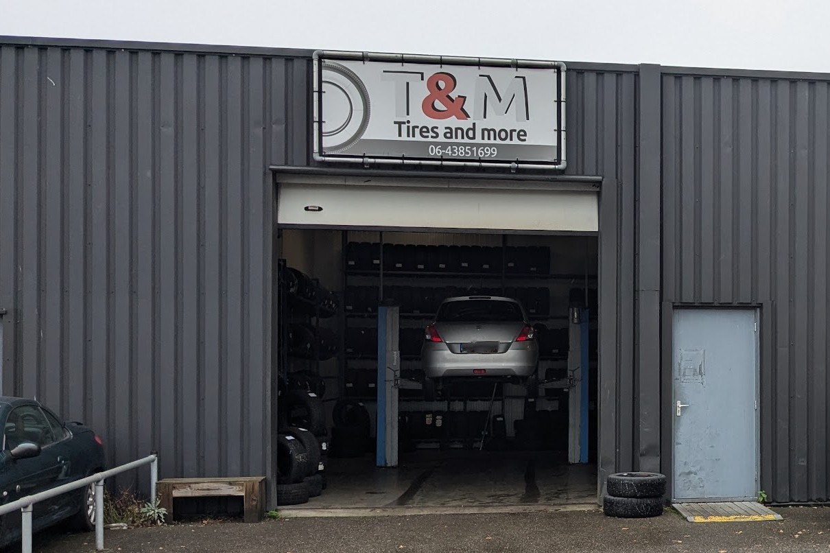 Onze werkplaats aan de Tussendiepen met het bord T&M Tires and more boven de open deur