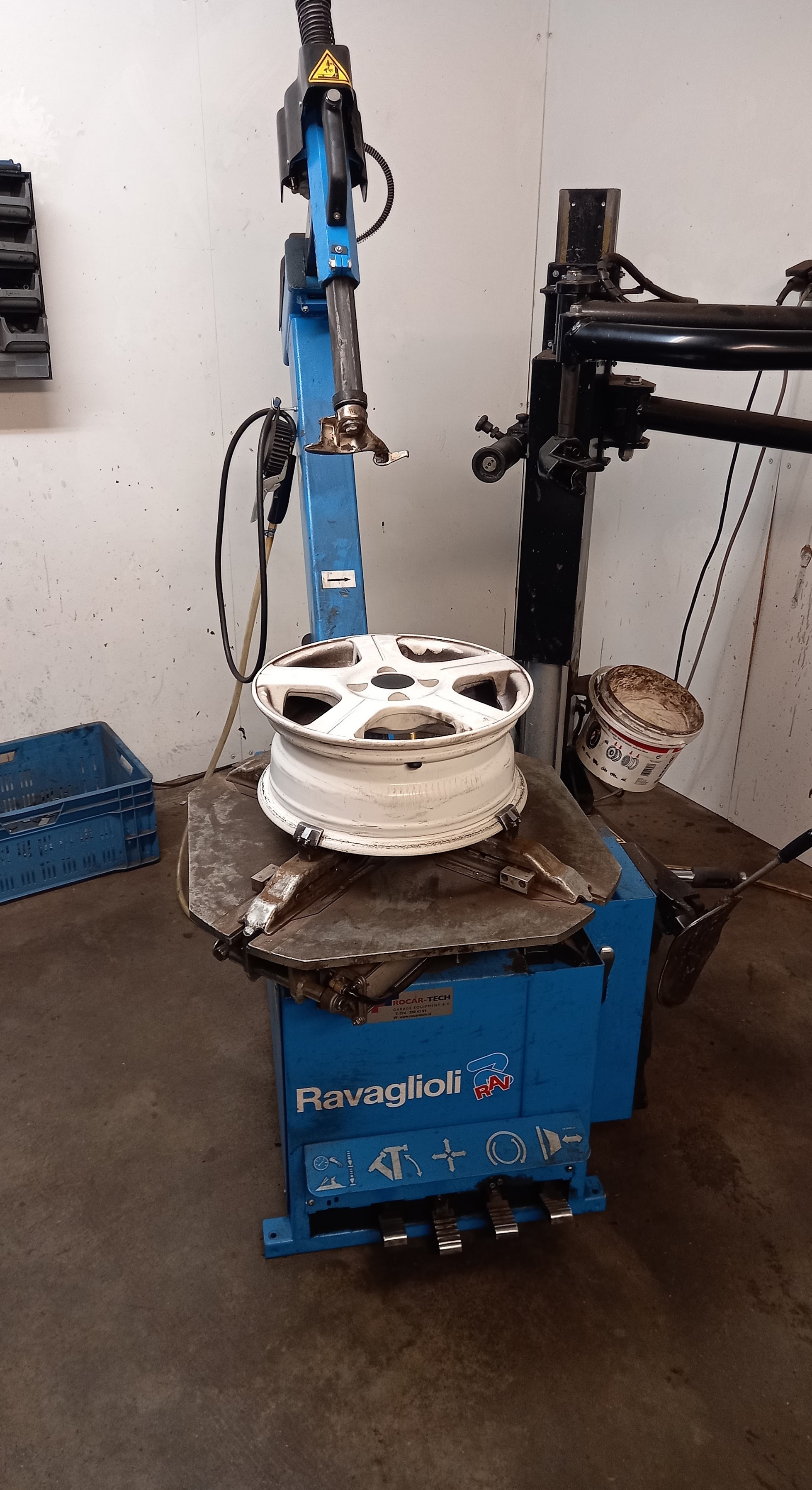 De Ravaglioli bandenwisselaar met een lichtmetalen velg erop